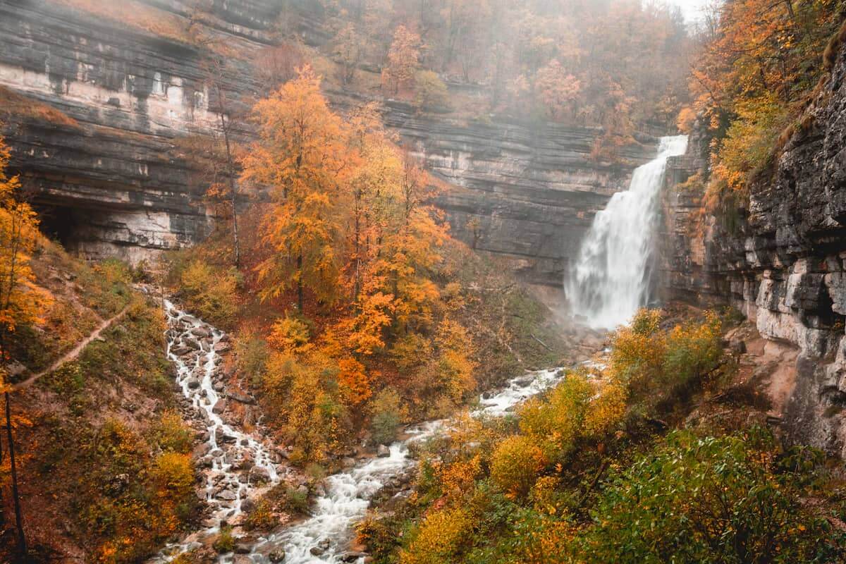 cascades du hérisson bonlieu lieux à voir dans le haut jura en automne week-end wildspot