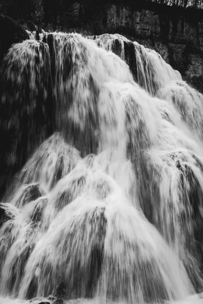 cascade des tufs baume les messieurs lieux à voir dans le haut jura en automne week-end wildspot