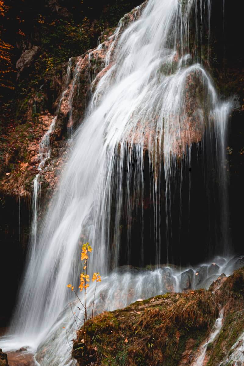 cascade des tufs baume les messieurs lieux à voir dans le haut jura en automne week-end wildspot